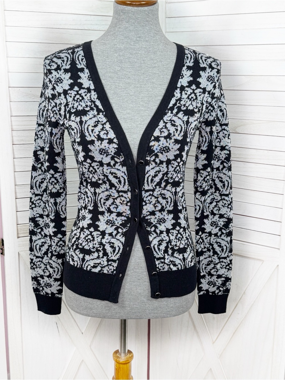 New York & Company Metallic Damask Floral Print Cardigan Sweater Silver Black XS